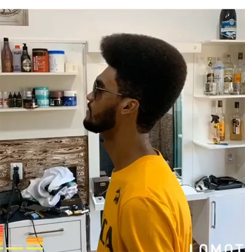 Corte alto com barba alinhada
