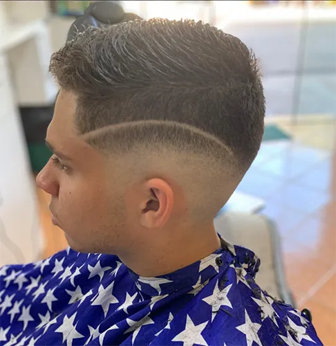 Corte com degradê e risco lateral